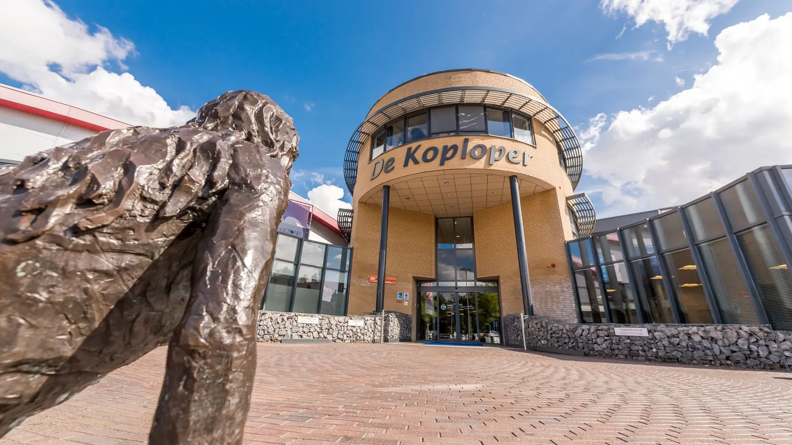 De entree van De Koploper in Lelystad, waar Verloskundigen Lelystad gevestigd is